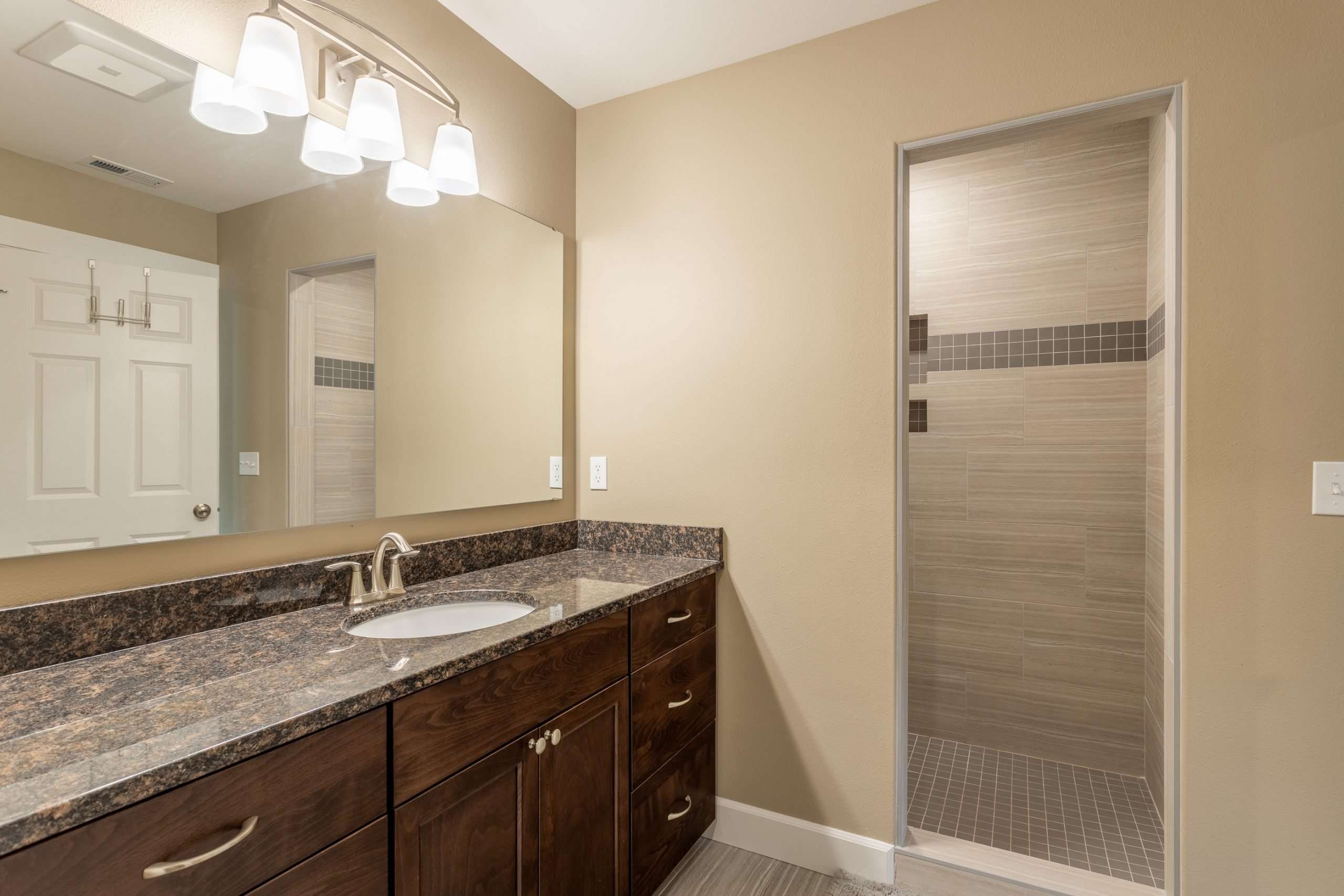 hawthorne home plan bathroom
